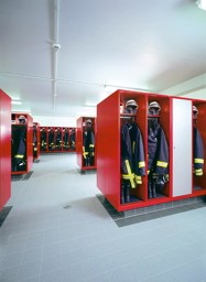 Bild von Feuerwehrschrank mit Wertfach und Spezialboden mit klappbarem Helmhalter